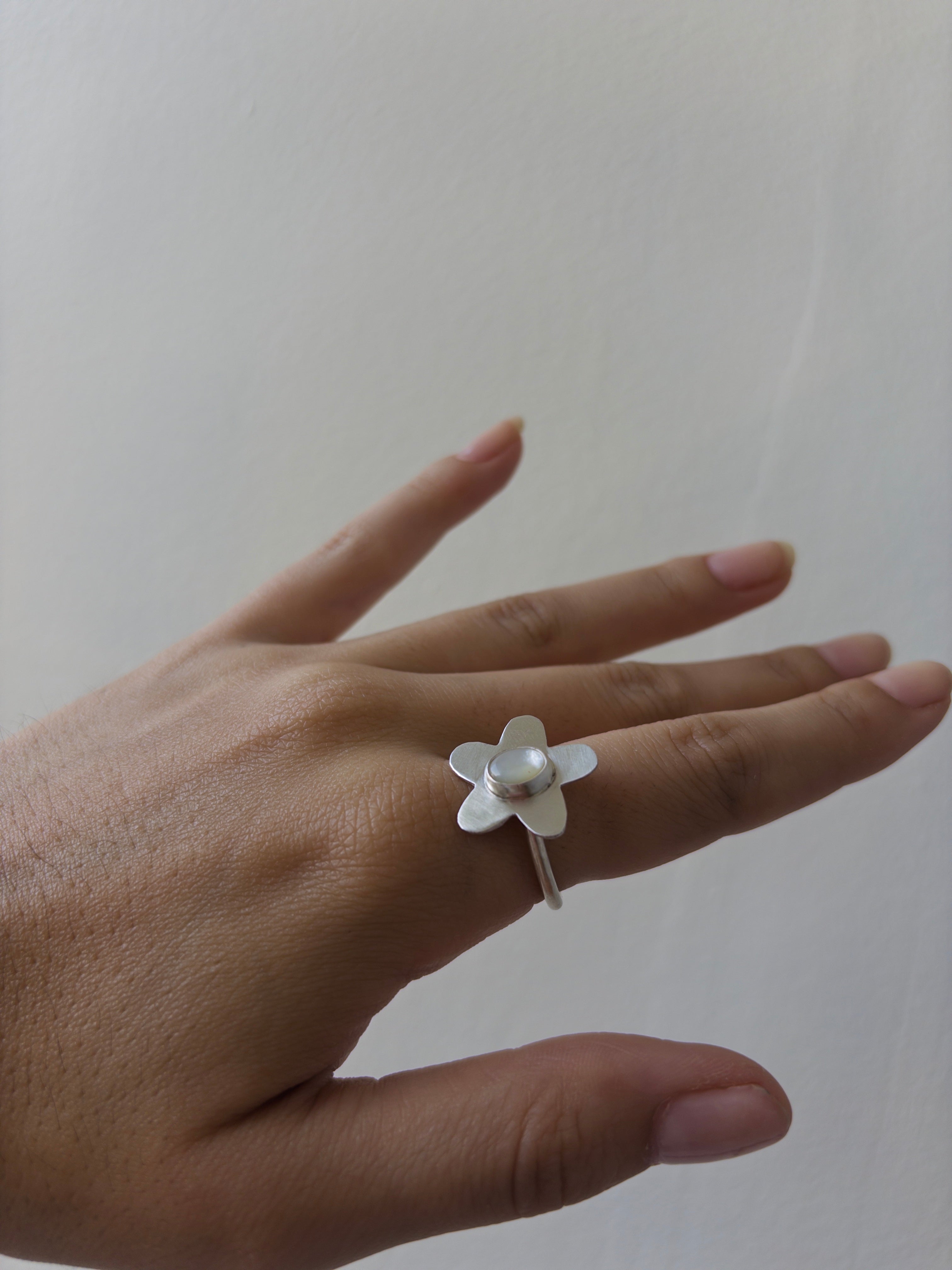 Mother of Pearl Flower Ring